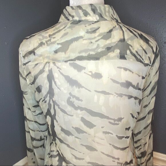 Equipment Femme Silk Button Down Blouse - Picture 6 of 9